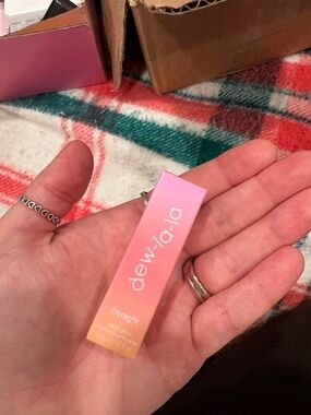 Benefit Dew-lah Lip Oil Balm in Pink-Orange Gradient